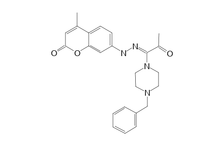7-[2-[1-(4-BENZYLPIPERAZIN-1-YL)-2-OXOPROPYLIDENE]-HYDRAZINYL]-4-METHYL-2H-CHROMEN-2-ONE