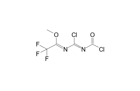 N-(1-METHOXY-2,2,2-TRIFLUOROETHYLIDEN)-N'-CHLOROCARBONYLIMINOCARBAMOYLCHLORIDE