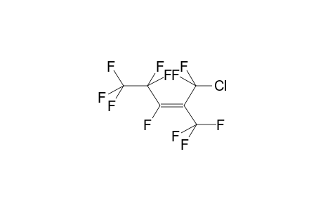 (E)-1-CHLORO-1-TRIFLUOROMETHYLPERFLUOROPENTENE-2