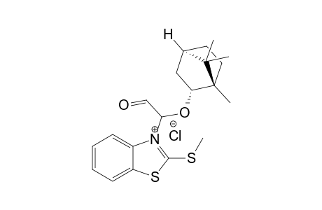 2-(methylthio)-3-(2-oxo-1-(((1S,2R,4R)-1,7,7-trimethylbicyclo[2.2.1]heptan-2-yl)oxy)ethyl)benzo[d]thiazol-3-ium chloride