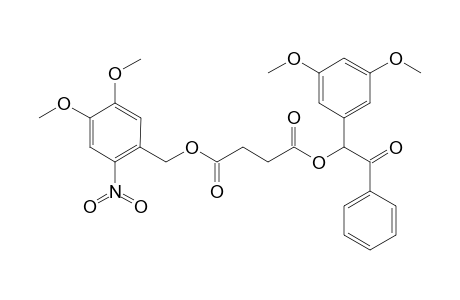 Succinic acid (4,5-Dimethoxy-2-nitrobenzyl) ester (3',5'-Dimethoxybenzoin) ester