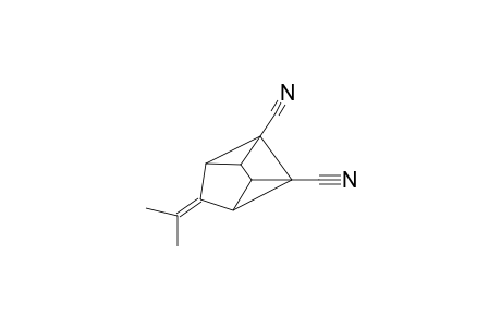 3-ISOPROPYLIDENTETRACYCLO-[3.2.0.0(2,7).0(4,6)]-HEPTAN-1,5-DICARBONITRIL