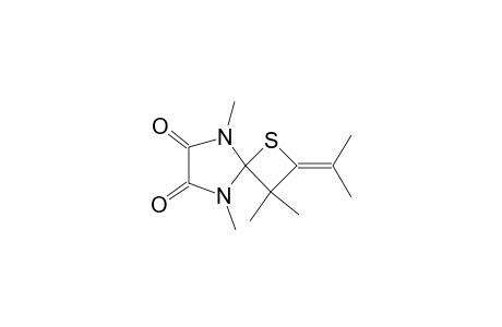 4'-Isopropyliden-1,3,3',3'-tetramethylspiro[4,5-imidazolidindion-2,2'-thietane]