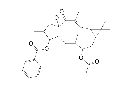 (2E,8E)-10-(Acetyloxy)-4A-hydroxy-1,1,3,6,9-pentamethyl-4-oxo-1A,4,4A,5,6,7,7A,10,11,11A-decahydro-1H-cyclopenta[A]cyclopropa[F][11]annulen-7-yl benzoate